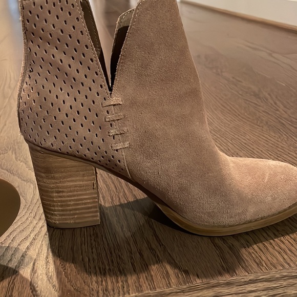 Steve Madden block heel booties. Great condition. Worn twice - Picture 2 of 4